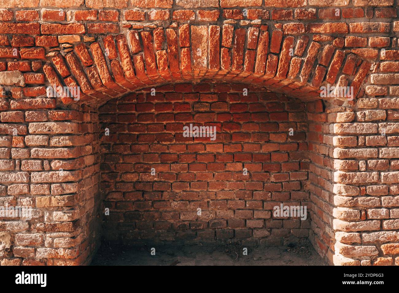 Altes Backsteinmauermuster, Detail aus der Festung Petrovaradin in Novi Sad Stockfoto