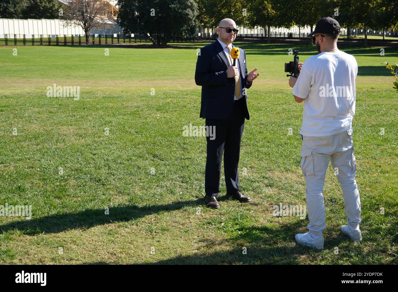 Kommentator von Betfair auf dem Rasen vor dem US-Senat, der über die Wettquoten für die US-Präsidentschaftswahlen 2024 spricht Stockfoto