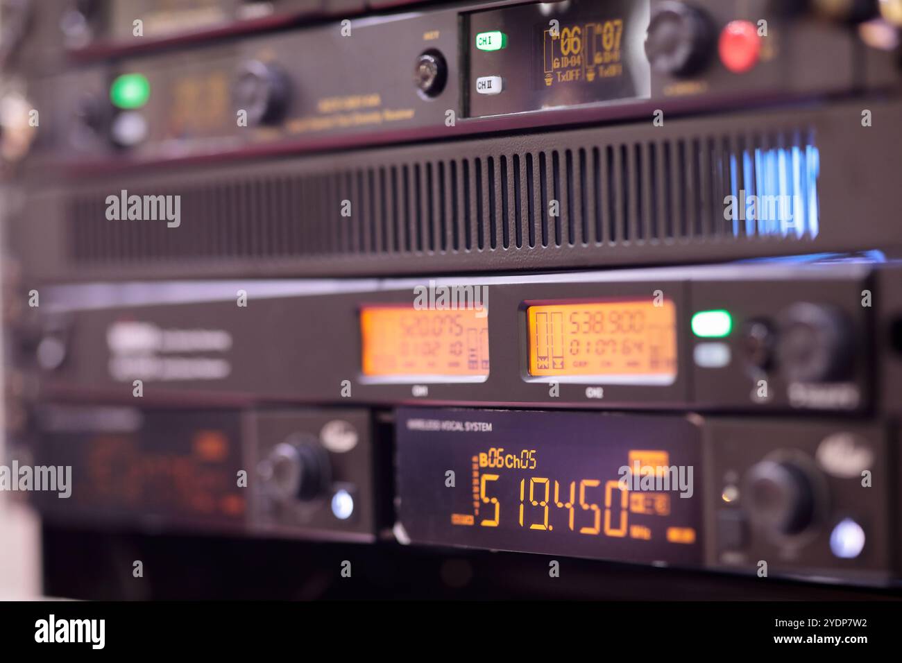 Digitales drahtloses System für Rackmontage mit Empfängern für drahtlose Mikrofone und andere Audiogeräte. Es kann in Konzerten, Konferenzen, ka angewendet werden Stockfoto