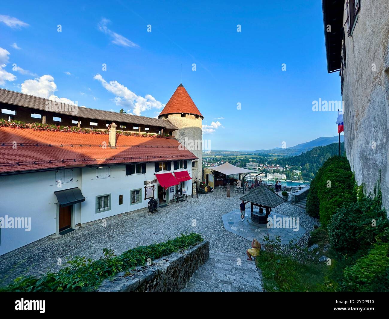 Das Foto zeigt eine mittelalterliche slowenische Burg mit ihren architektonischen Details. Stockfoto