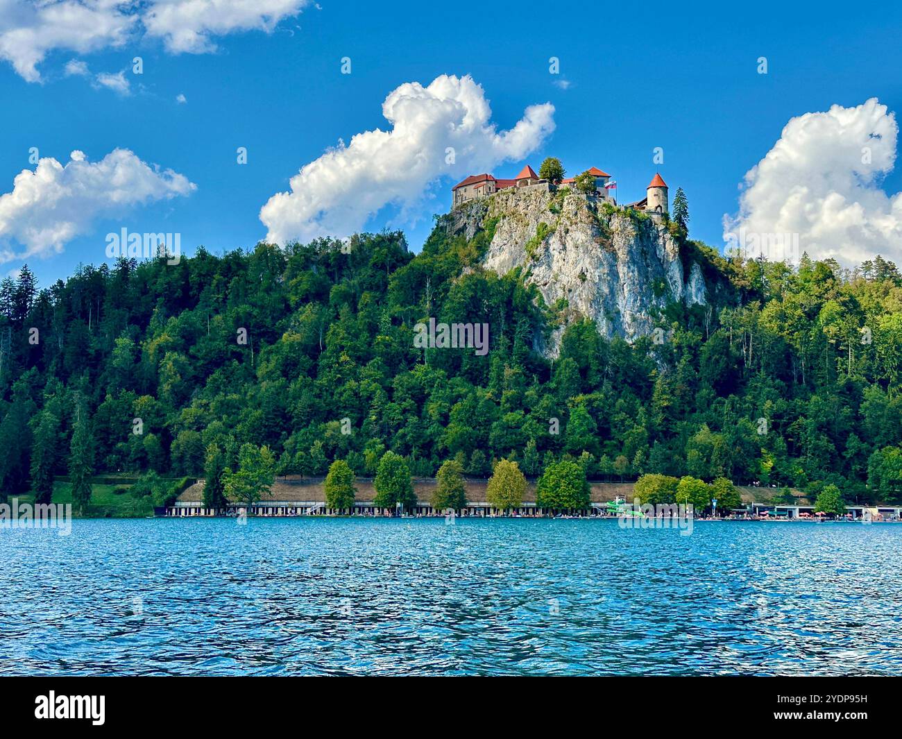 Das Foto zeigt eine mittelalterliche slowenische Burg mit ihren architektonischen Details. Stockfoto