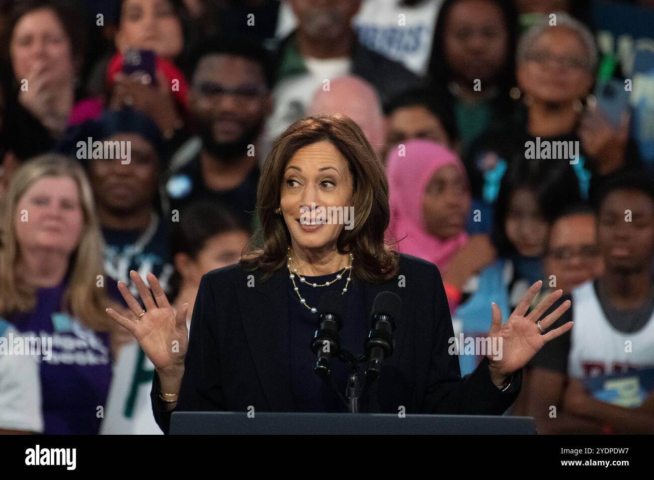 Philadelphia, Usa. Oktober 2024. Die für den demokratischen Präsidenten nominierte Vizepräsidentin Kamala Harris spricht während einer Wahlkampfveranstaltung in Philadelphia, Pennsylvania, am Sonntag, den 27. Oktober 2024. Foto: David Muse/UPI. Quelle: UPI/Alamy Live News Stockfoto