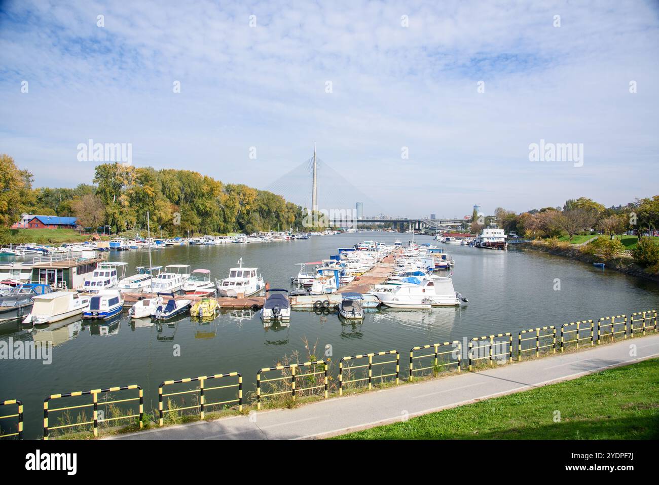 Bootsanleger in Ada Ciganlija mit Ada-Brücke, einer Seilbrücke über die Save am 24. Oktober 2024 in Belgrad, Serbien Stockfoto