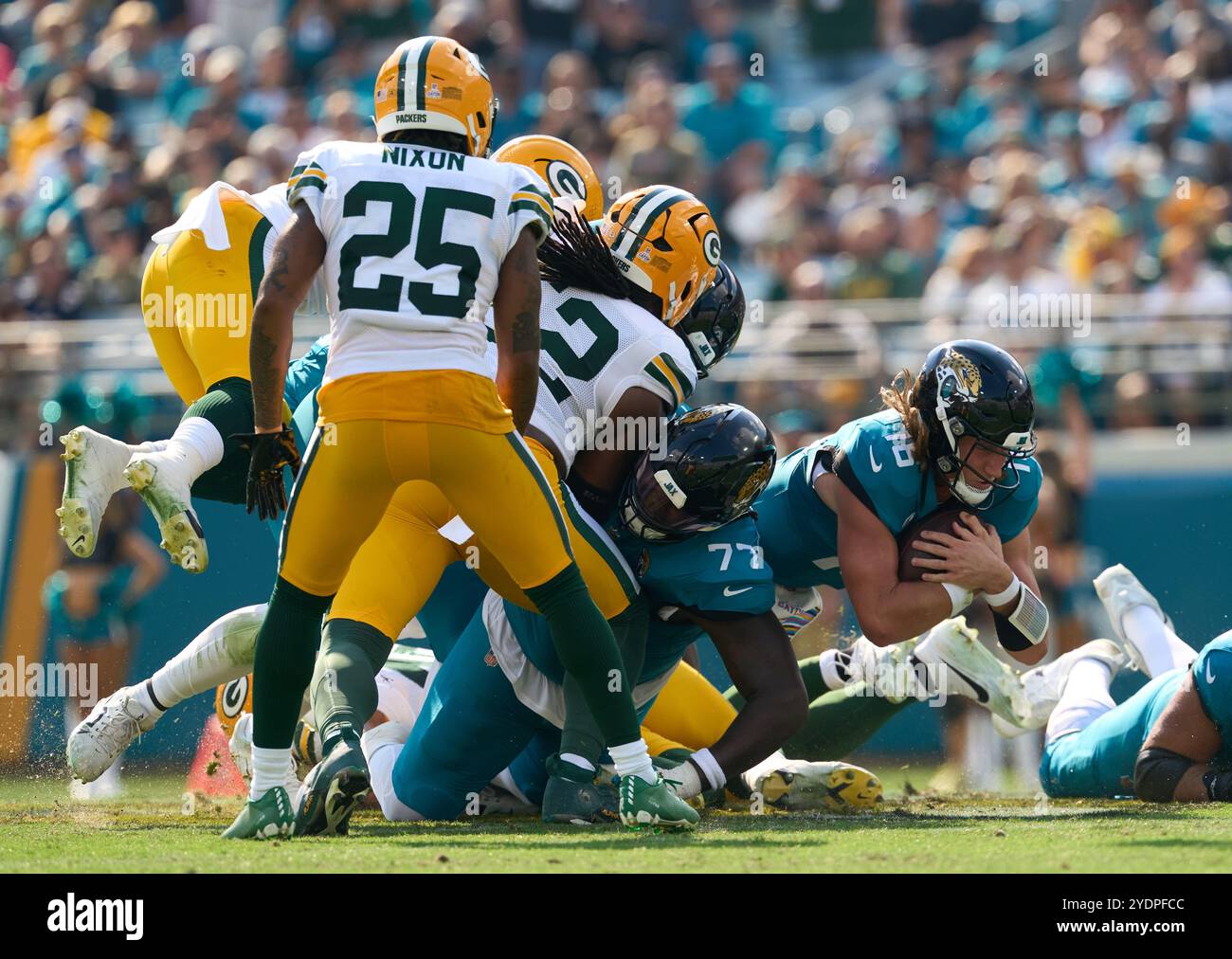 Jacksonville, Florida, USA. Oktober 2024. National Football League, Jacksonville Jaguars gegen Green Bay Packers. Jacksonville Jaguars Quarterback Trevor Lawrence (16) schleicht sich auf Platz 4 nach unten nach einer erfolgreichen Conversion. Foto: Tim Davis/Alamy Live News Stockfoto