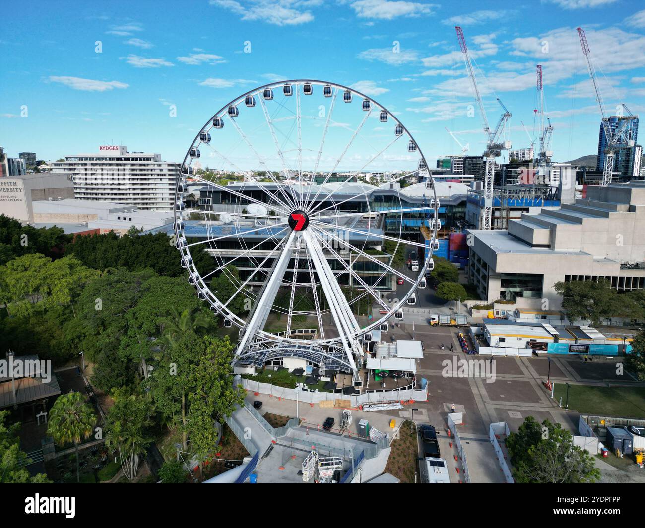 Luftaufnahmen über Brisbane CBD im April 2023 mit Blick auf den Fluss und viele Brücken. Hochwertige 4K-Aufnahmen Stockfoto