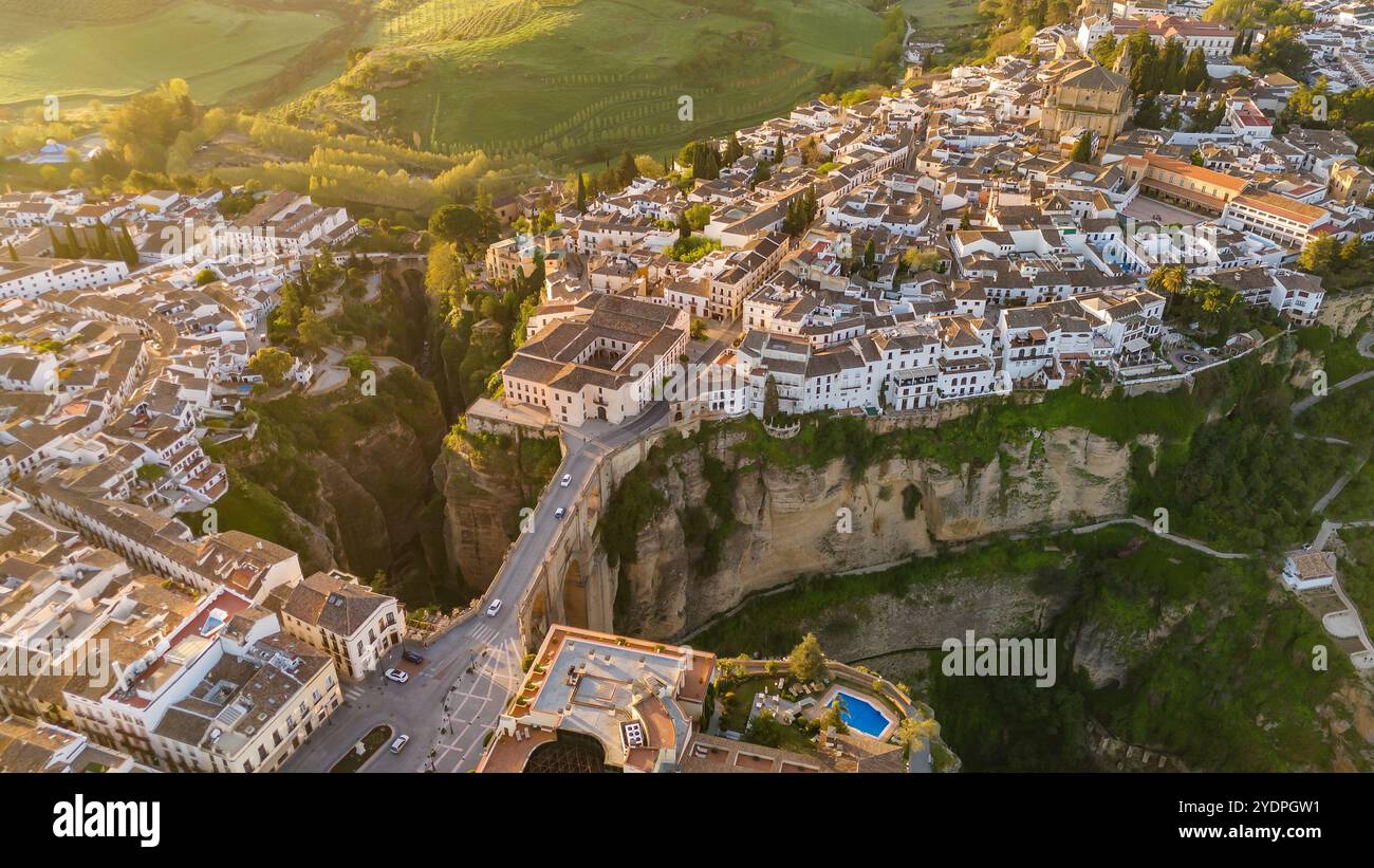 Aus der Vogelperspektive auf die mittelalterliche Stadt Ronda bei Sonnenaufgang, Andalusien, Spanien Stockfoto