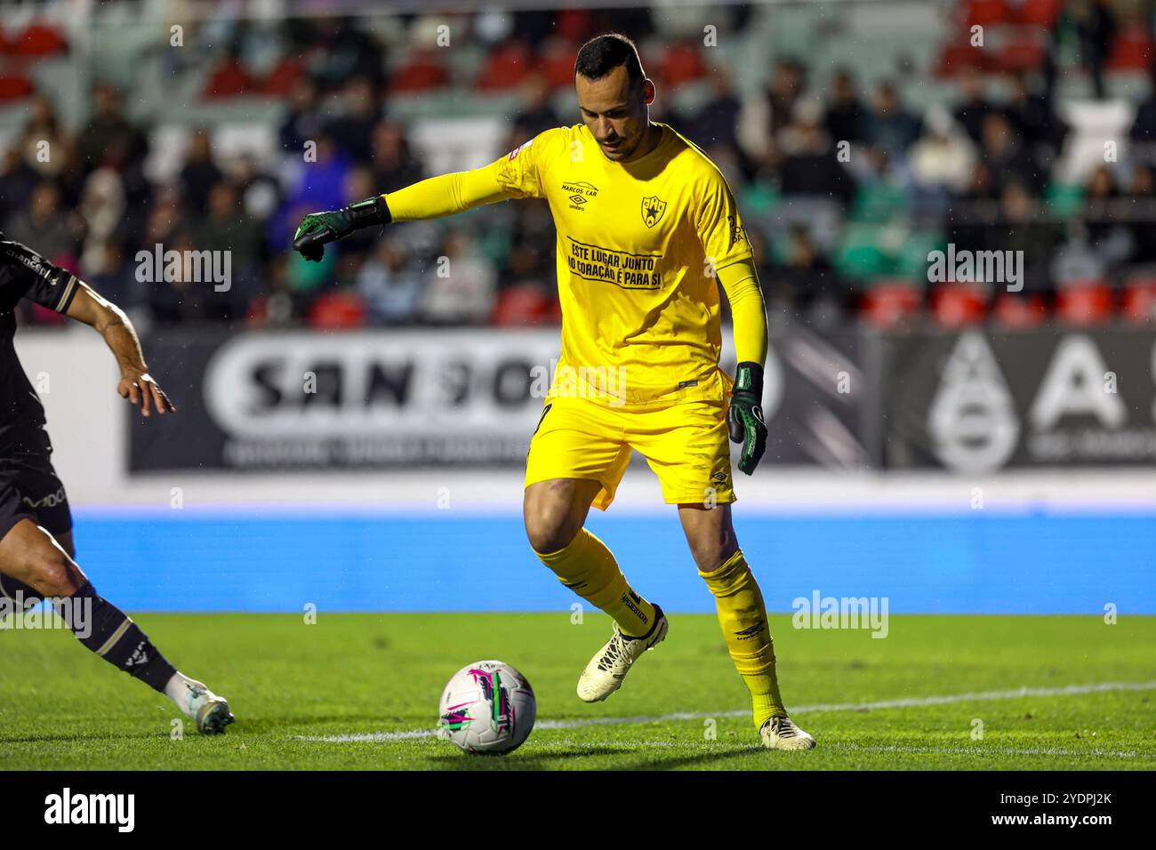 Portugal. Oktober 2024. Bruno Brigido von Estrela Amadora während des Liga Portugal Betclic-Spiels zwischen Estrela da Amadora und Vitora SC im Estadio José Gomes am 27. Oktober 2024. Liga Portugal Betclic - Estrela da Amadora SAD vs Vitoria SC (Valter Gouveia/SPP) Credit: SPP Sport Press Photo. /Alamy Live News Stockfoto