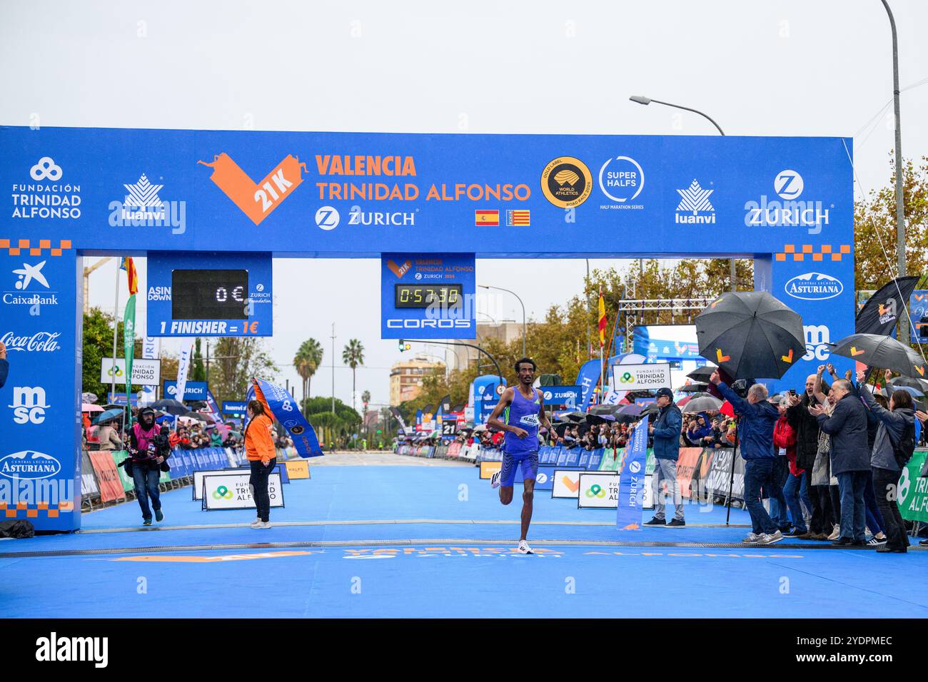 Der äthiopische Olympiasiäufer Yomif Kejelcha stieg am 27. Oktober 2024 in die Ziellinie des Halbmarathons von Valencia ein und stellte damit den neuen Weltrekord auf Stockfoto