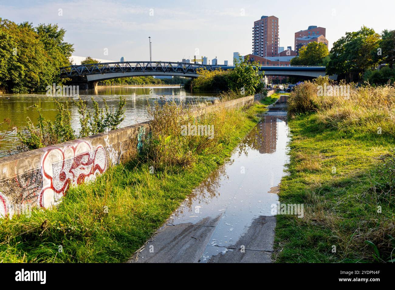 Überfluteter Schleppweg aufgrund der Flut am Bow Creek, London, England Stockfoto