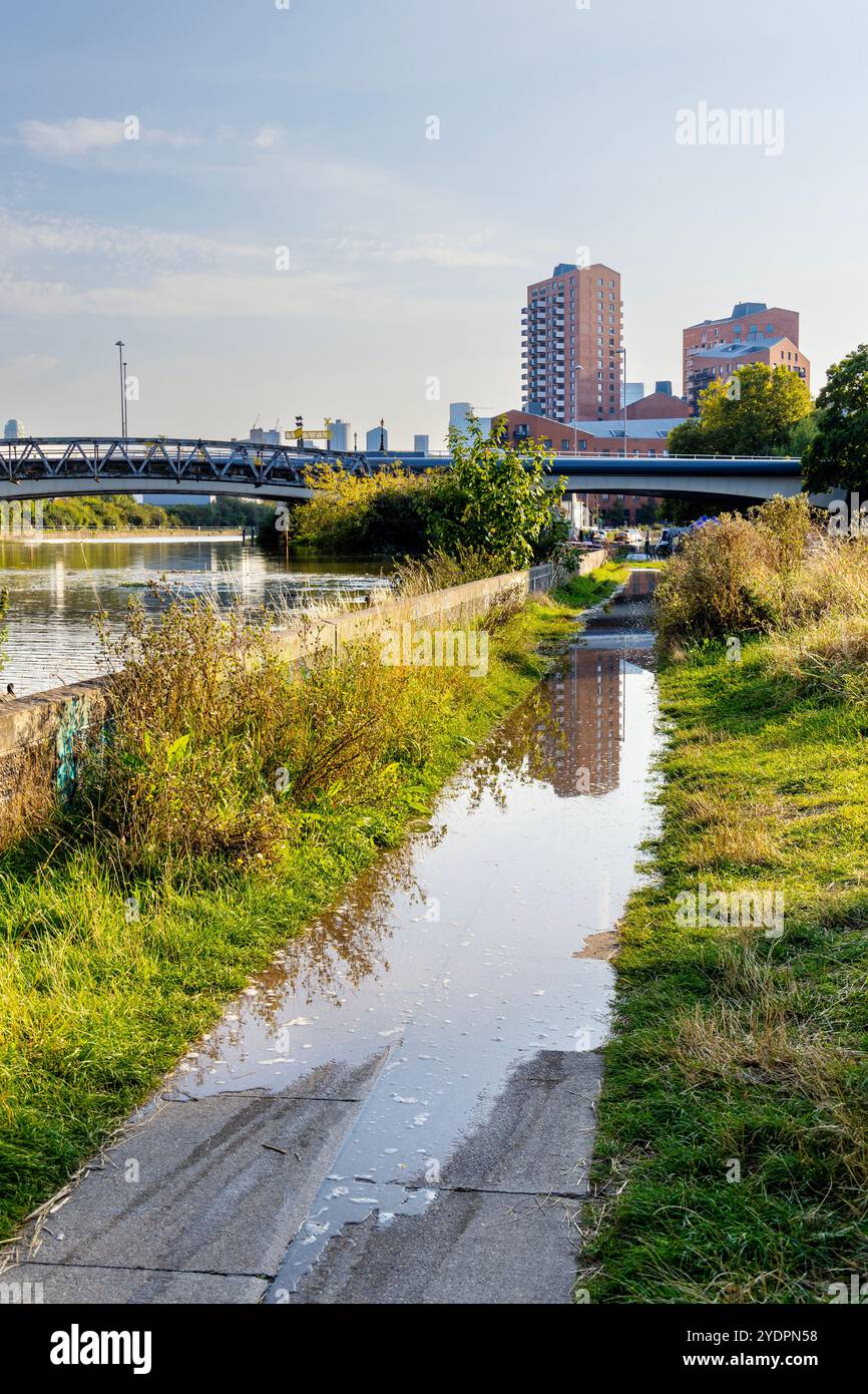 Überfluteter Schleppweg aufgrund der Flut am Bow Creek, London, England Stockfoto