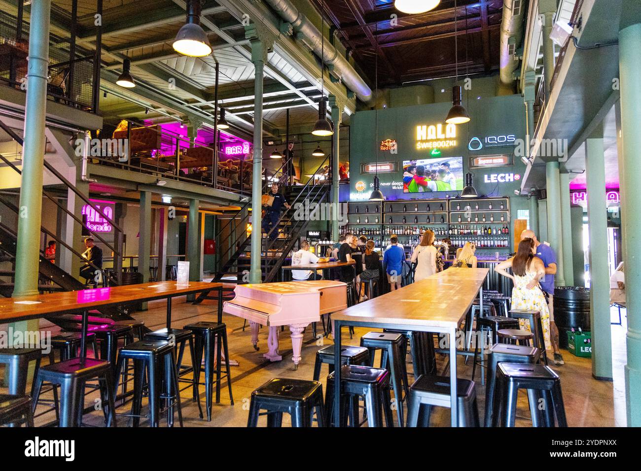 Innenraum der Hala Świebodzki Bar und des Food Court im ehemaligen Bahnhof Wrocław Świebodzki, Breslau, Polen Stockfoto