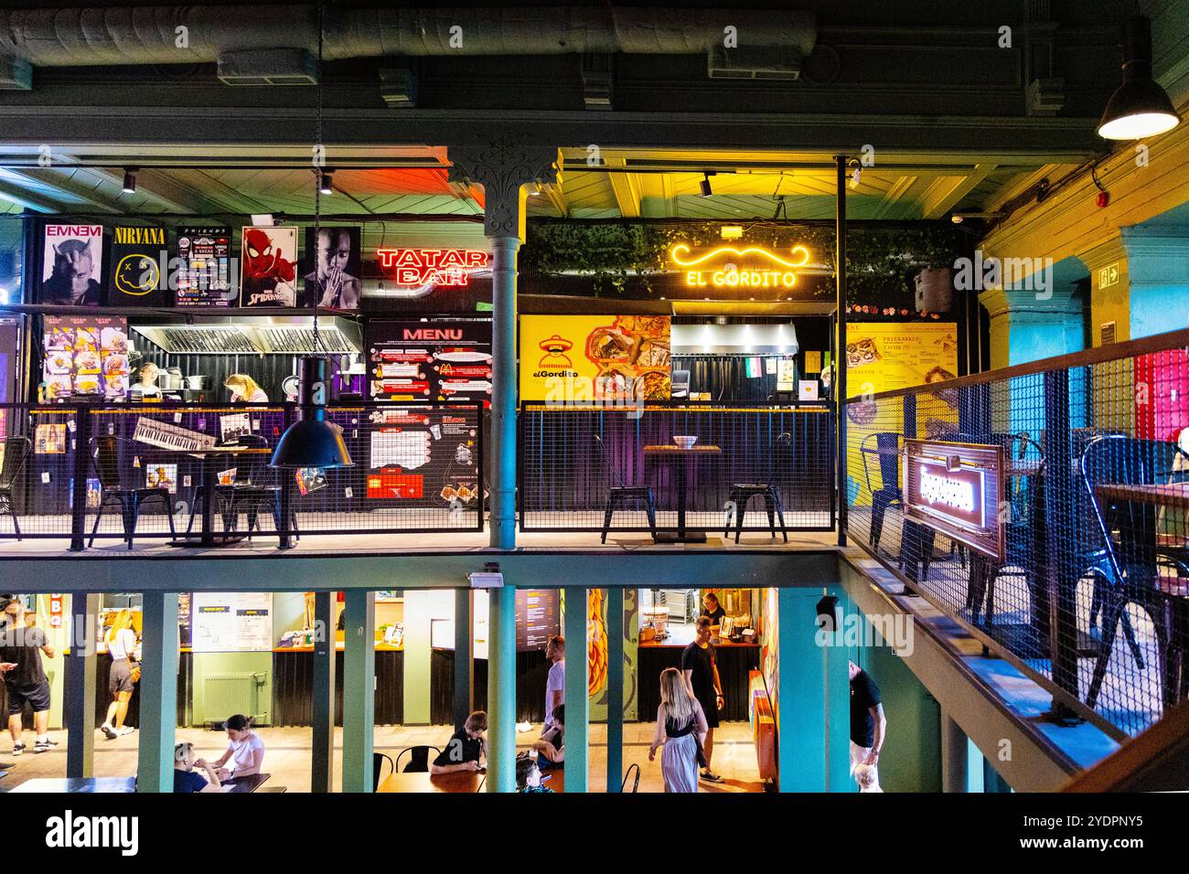 Innenraum der Hala Świebodzki Bar und des Food Court im ehemaligen Bahnhof Wrocław Świebodzki, Breslau, Polen Stockfoto