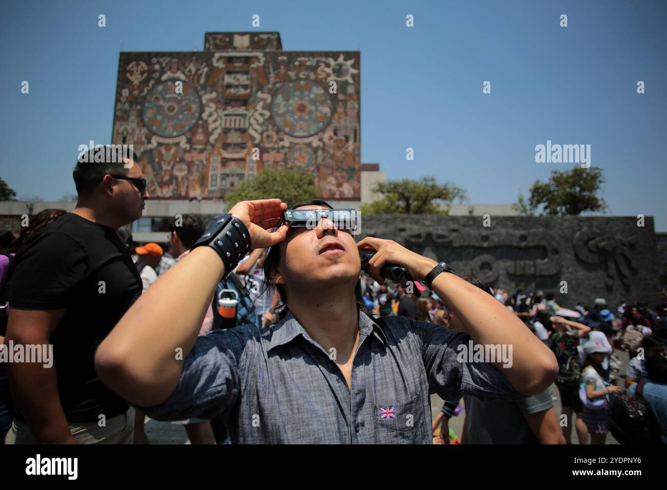 Ciudad de Mxico, Mxico - 8. April. 2024: Ein Mann mit Sonnenfinsternis beobachtet das Ereignis an der National University of Mexico Stockfoto