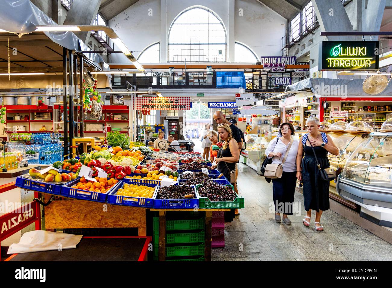 Leute, die an Imbissständen in der Breslauer Markthalle (Hala Targowa), Breslau, Polen, einkaufen Stockfoto