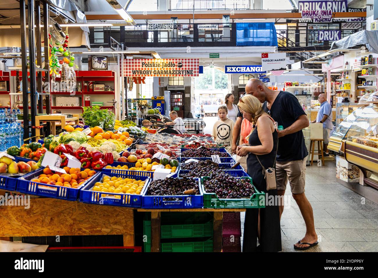 Leute, die an Imbissständen in der Breslauer Markthalle (Hala Targowa), Breslau, Polen, einkaufen Stockfoto