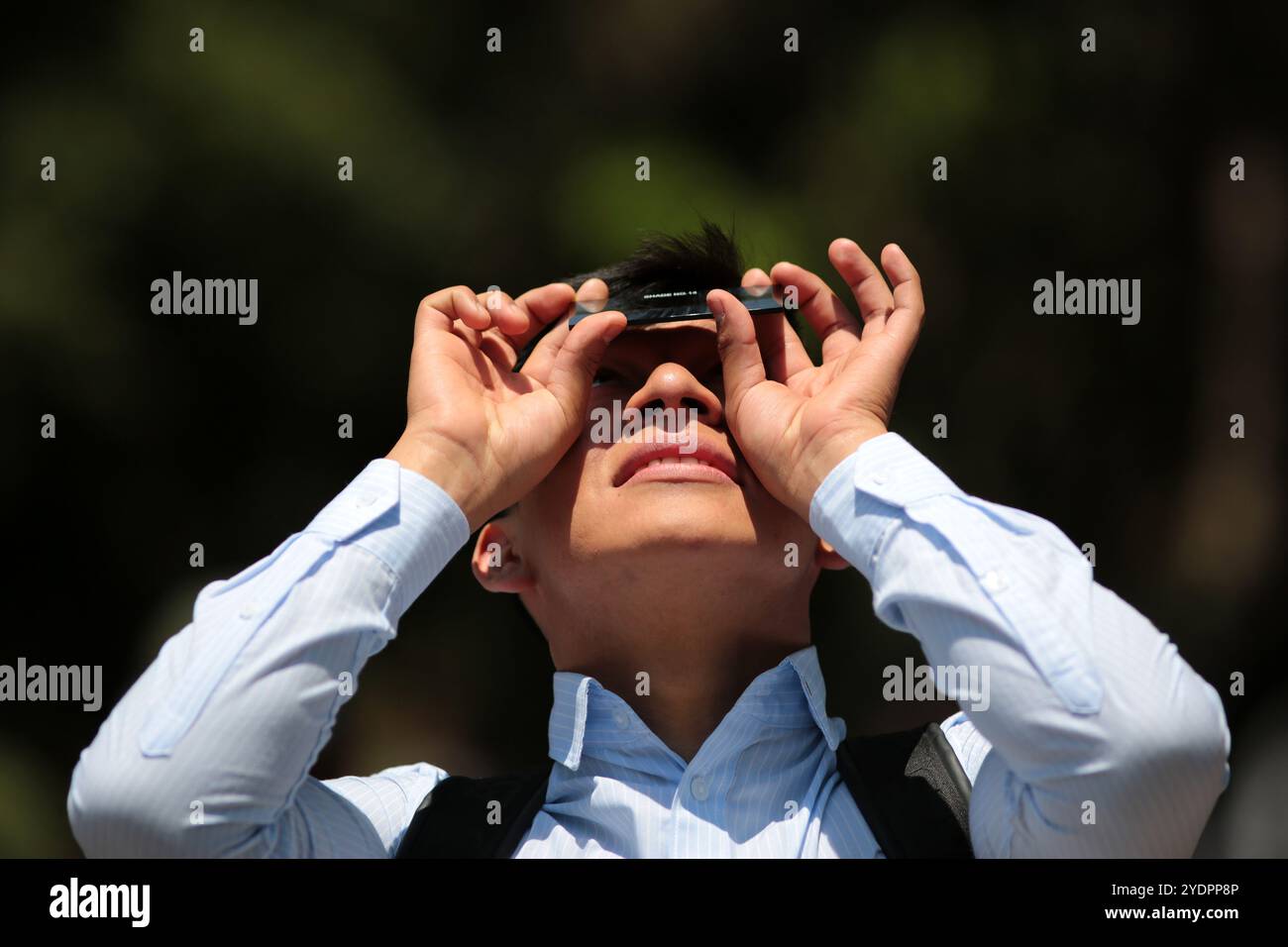 Ciudad de Mexico, Mexiko - 8. April. 2024: Der Mensch beobachtet Sonnenfinsternis Stockfoto