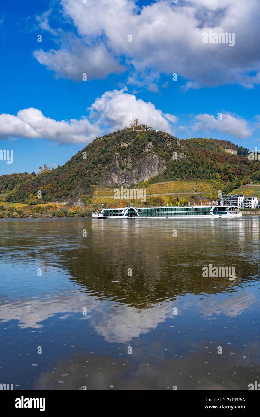 Drachenfels, ein Berg im Siebengebirge am Rhein zwischen Bad Honnef und Königswinter, mit Burgruine Drachenfels und Schloß Drachenburg, links, Schiffsverkehr auf dem Rhein, NRW, Deutschland, Drachenfels *** Drachenfels, ein Berg im Siebengebirge am Rhein zwischen Bad Honnef und Königswinter, mit Burg Drachenfels und Schloss Drachenburg, links, Schiffverkehr auf dem Rhein, NRW, Deutschland, Drachenfels, Drachenfels, Drachenfels, Drachenfels, Drachenfels Stockfoto