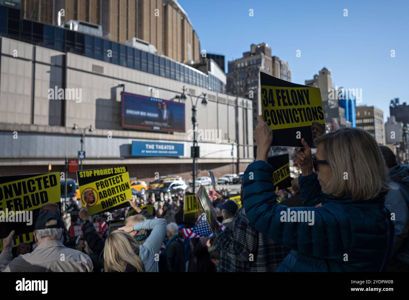 New York, USA. Oktober 2024. 27. Oktober 2024: New York, New York, USA Proteste vor dem Madison Square Garden vor der Wahlkampfkundgebung des ehemaligen Präsidenten Donald Trump neun Tage vor den Präsidentschaftswahlen der USA Credit: Joseph Reid/Alamy Live News Stockfoto