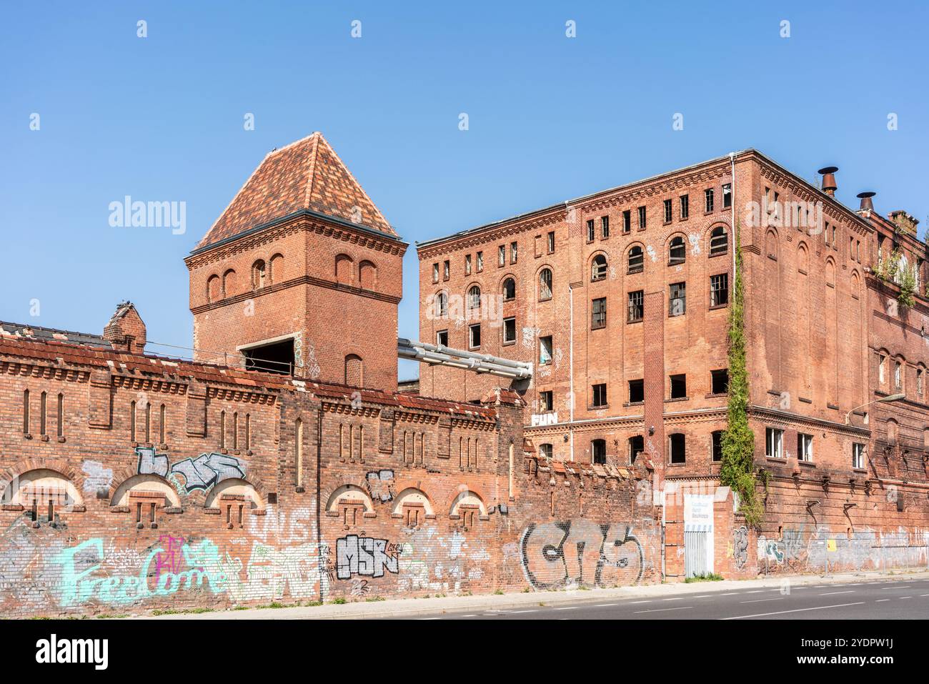 Rote Backsteinbauten der ehemaligen Bärenquell-Brauerei - ein denkmalgeschütztes Gebäude in Berlin Niederschöneweide Obrikatstraße View, Deutschland, Erurope Stockfoto