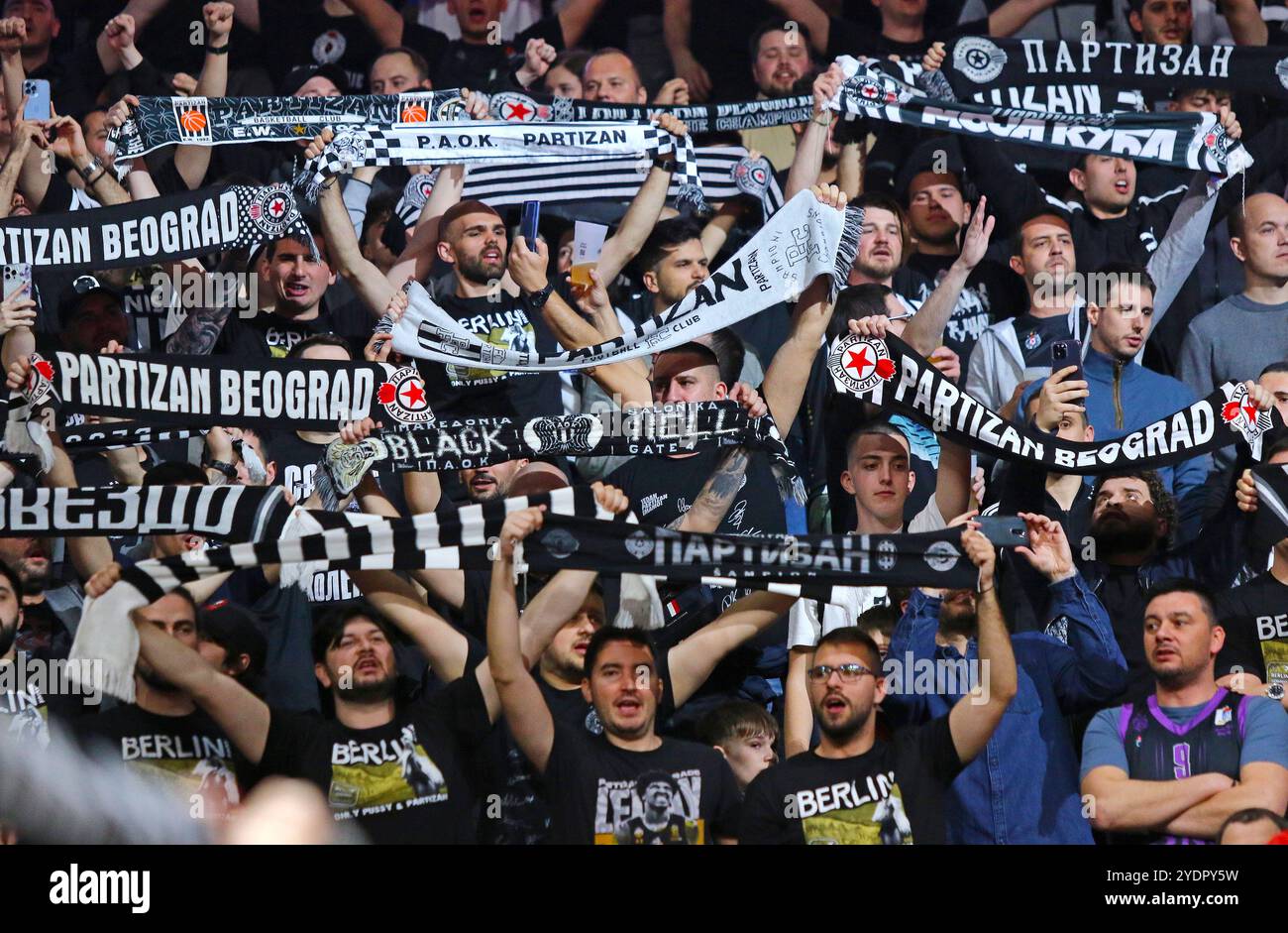 Berlin – 4. April 2024: Partizan Belgrad Ultra-Fans zeigen ihre Unterstützung beim Basketballspiel der Turkish Airlines EuroLeague gegen ALBA Berlin in der Uber Arena in Berlin Stockfoto