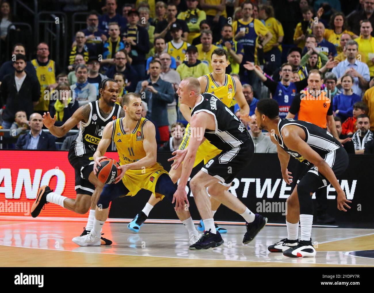 Berlin, 4. April 2024: Matt THOMAS von ALBA Berlin (C, #11) greift während des Basketballspiels der Turkish Airlines EuroLeague gegen Partizan Belgrad in der Uber Arena in Berlin an Stockfoto