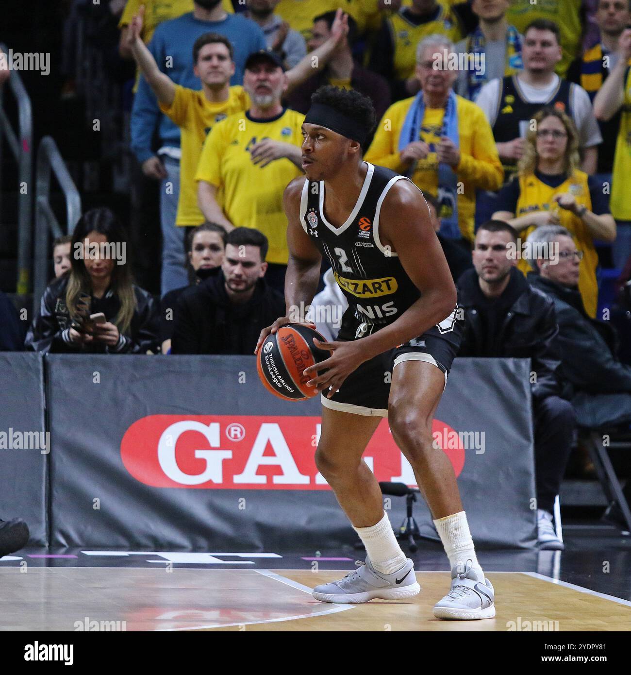 Berlin, 4. April 2024: Zach LEDAY von Partizan Belgrad (#2) im Einsatz während des Basketballspiels der Turkish Airlines EuroLeague gegen ALBA Berlin in der Uber Arena in Berlin Stockfoto