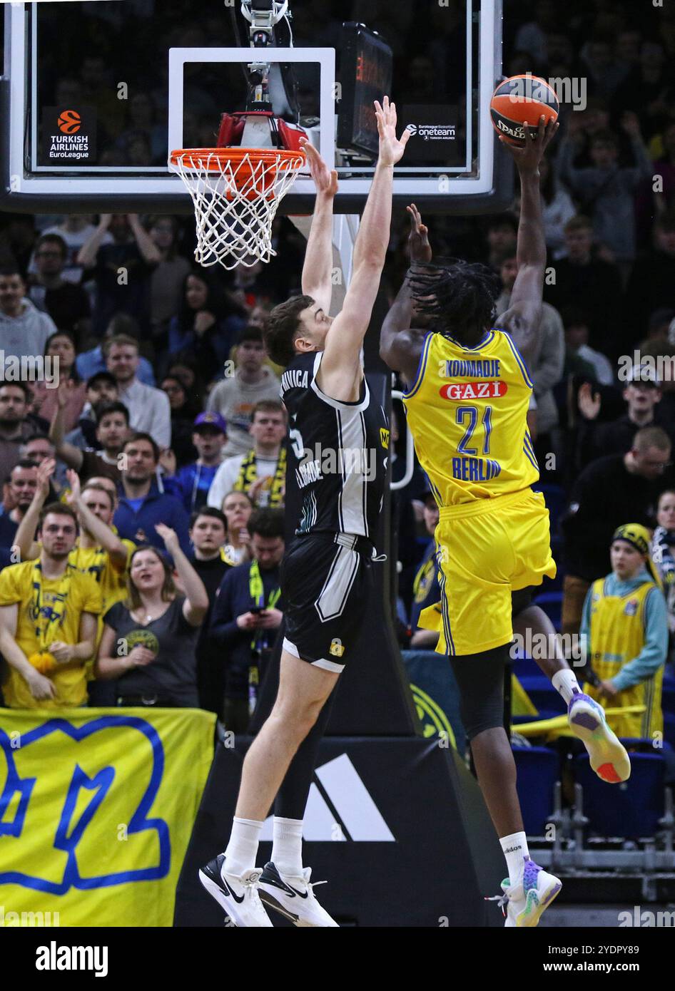 Berlin, 4. April 2024: Khalif AKOUMADJE von ALBA Berlin (R, #21) greift während des Basketballspiels der Turkish Airlines EuroLeague gegen Partizan Belgrad in der Uber Arena in Berlin an Stockfoto