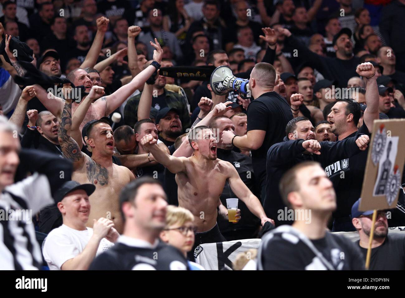 Berlin – 4. April 2024: Partizan Belgrad Ultra-Fans zeigen ihre Unterstützung beim Basketballspiel der Turkish Airlines EuroLeague gegen ALBA Berlin in der Uber Arena in Berlin Stockfoto