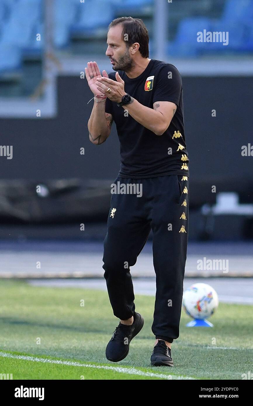 Rom, Italien. Oktober 2024. Alberto Gilardino, Trainer von Genua, reagiert während des Spiels der Serie A zwischen Lazio und Genua im Olympiastadion. Endpunktzahl Lazio 3: 0 Genua (Foto: Mattia Vian/SOPA Images/SIPA USA) Credit: SIPA USA/Alamy Live News Stockfoto