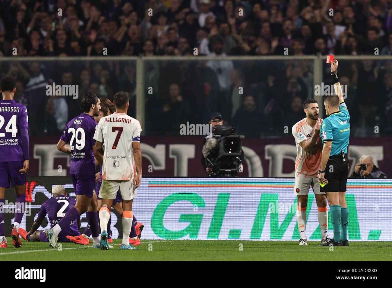 Simone Sozza (Schiedsrichter)Mario Hermoso (Roma)Dodo Domilson Cordeiro dos Santos (Fiorentina) während des Spiels der italienischen Serie A zwischen Fiorentina 5-1 Roma im Artemio Franchi Stadium am 27. Oktober 2024 in Florenz, Italien. Quelle: Maurizio Borsari/AFLO/Alamy Live News Stockfoto