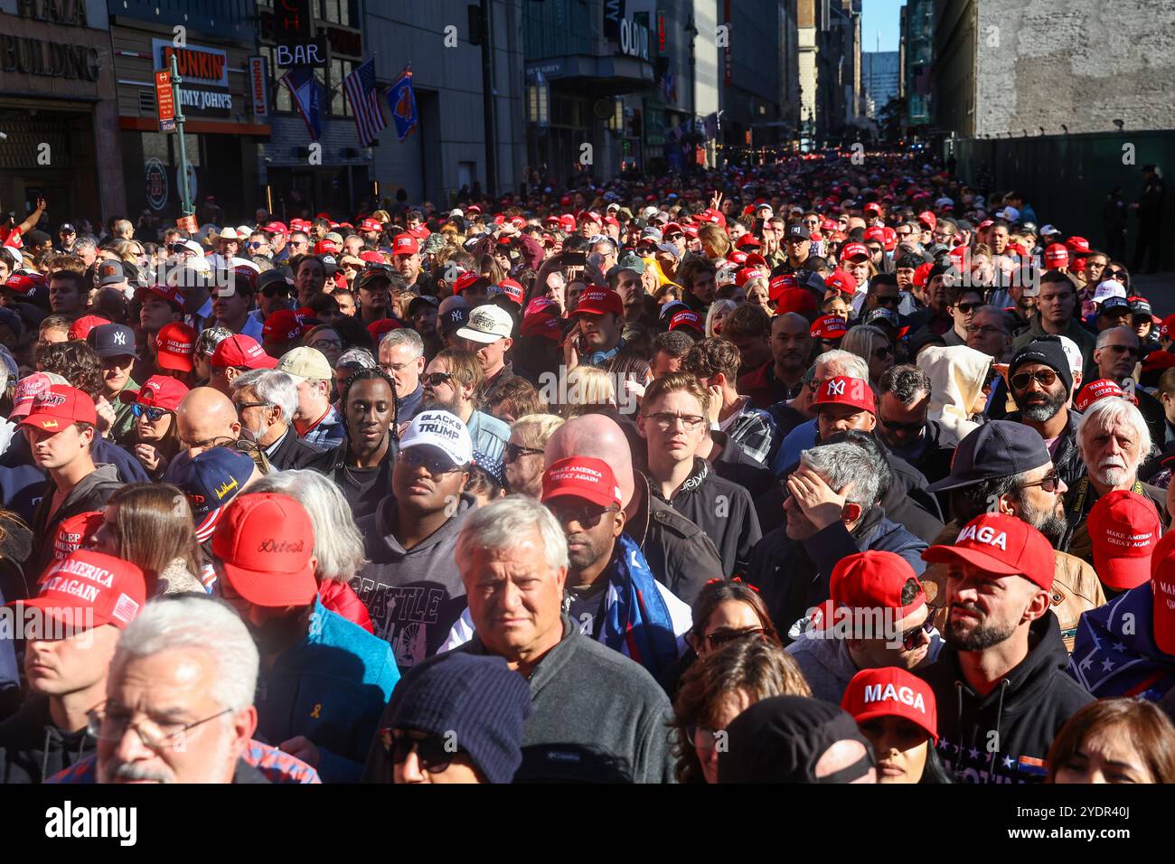 Trump-Anhänger werden vor einer Wahlkampfveranstaltung für den republikanischen Präsidentschaftskandidaten, 2024 den ehemaligen Präsidenten Donald Trump, im Madison Square Garden in New York, New York, verbarrikadiert. (Foto: Gordon Donovan) Stockfoto