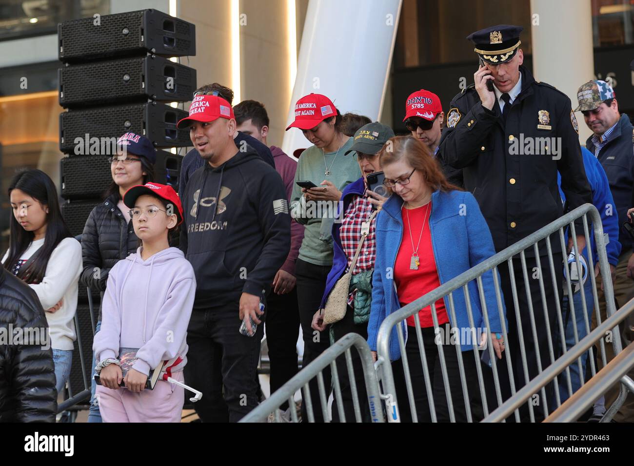 NEW YORK, NEW YORK - 27. OKTOBER: Trump-Anhänger stehen in der 33rd Street auf, während sie auf den Eintritt in den Madison Square Garden warten, wo der ehemalige Präsident Donald Trump am 27. Oktober 2024 in New York City eine politische Kundgebung abhält. Die begeisterte Menge versammelte sich früh und zeigte Flaggen, Zeichen und Patriotismus in Erwartung des Ereignisses. (Foto: Luiz Rampelotto/EuropaNewswire) Stockfoto