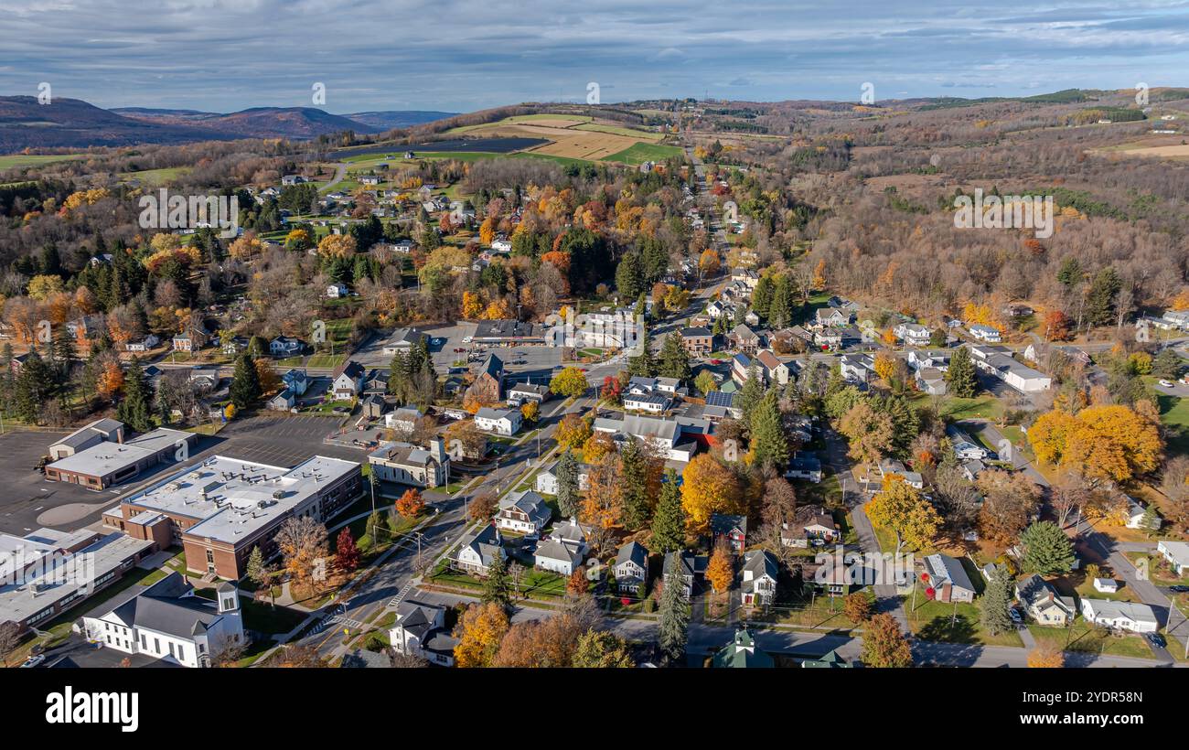 Luftbild des Herbstlaub rund um das Dorf Tully, Onondaga County, Bundesstaat New York, Oktober 2024. Stockfoto