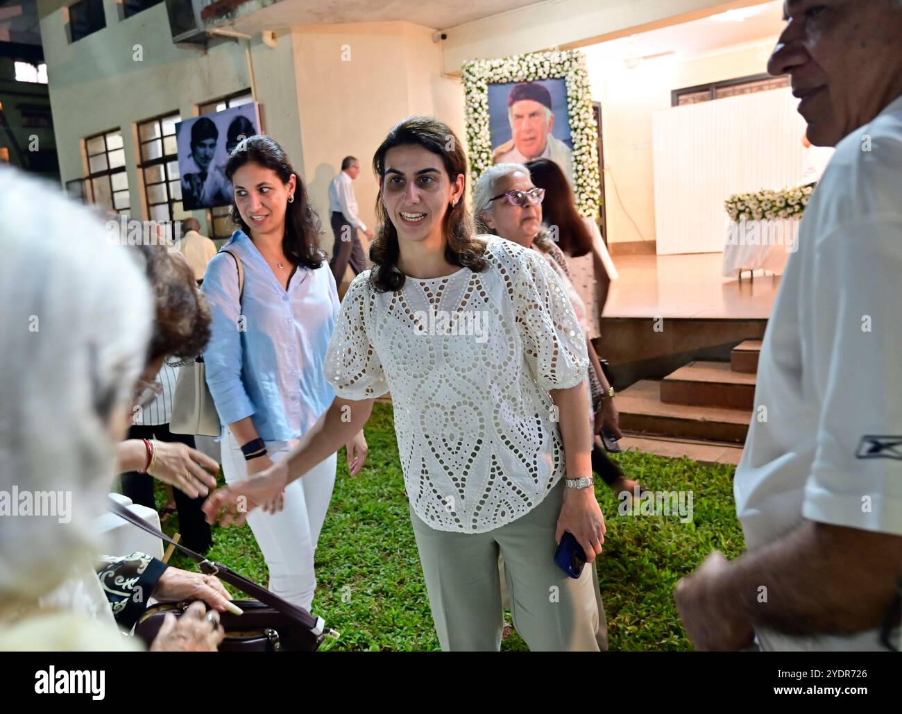 Mumbai, Indien. Oktober 2024. MUMBAI, INDIEN - 27. OKTOBER: Maya und Leah, Nichte des indischen Industriellen Ratan Tata, teilen sich einen leichten Moment mit Menschen, die am 27. Oktober 2024 in Mumbai, Indien, an dem Kondolenztreffen für Ratan Tata in Rustom baug, Byculla, teilnahmen. (Foto: Anshuman Poyrekar/Hindustan Times/SIPA USA) Credit: SIPA USA/Alamy Live News Stockfoto