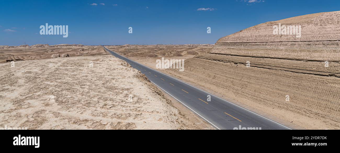 Der Highway führt durch Yadan Geoform in Qinghai, China. Kopierbereich für Text Stockfoto