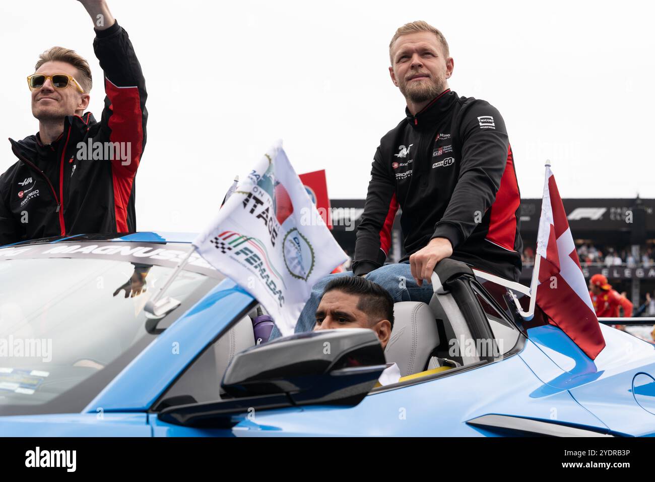 Kevin Magnussen und Nico HŸlkenberg winken während der driversÕ-Parade, dem Grand Prix 2024 von Mexiko-Stadt, zu den Menschenmassen. Oktober 2024. Quelle: Lexie Harrison-Cripps/Alamy Live News Stockfoto