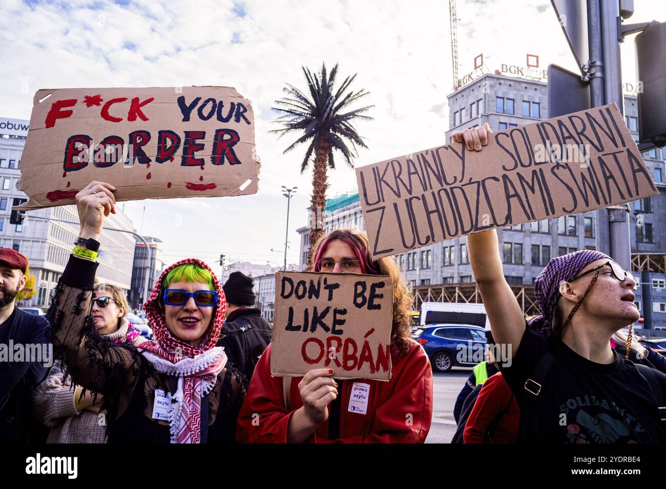 Die Demonstranten halten Plakate, die ihre Meinung während der Kundgebung zum Ausdruck bringen. Eine Ansammlung von Aktivistengruppen und Unterstützern kam zusammen, um gegen die Pläne der polnischen Regierung zu protestieren, das Asylrecht auszusetzen, was sie für ein Menschenrecht halten. Am 15. Oktober kündigte die polnische Regierung eine neue Migrationsstrategie für 2025-2030 an, in der die ëtemporary und die territoriale Aussetzung des Rechts auf Beantragung von asylumí vorgeschlagen werden. Zwar wird behauptet, dass dies die Auseinandersetzung an der Polnisch-belarussischen Waldgrenze lösen wird, doch ist der Wortlaut breit genug, um andere Zusammenhänge einzubeziehen. Die Demonstranten Stockfoto