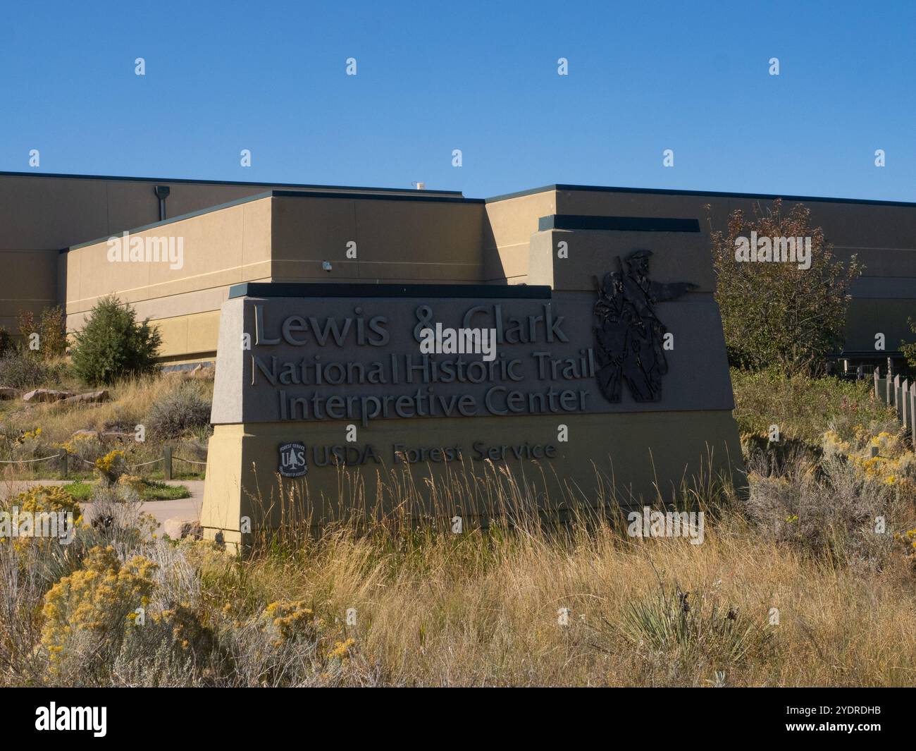 Eintrittsschild für das Lewis and Clark National Historic Trail Interpretive Center in Great Falls, Montana, mit getrocknetem Gras und einheimischen Pflanzen im Vordergrund Stockfoto