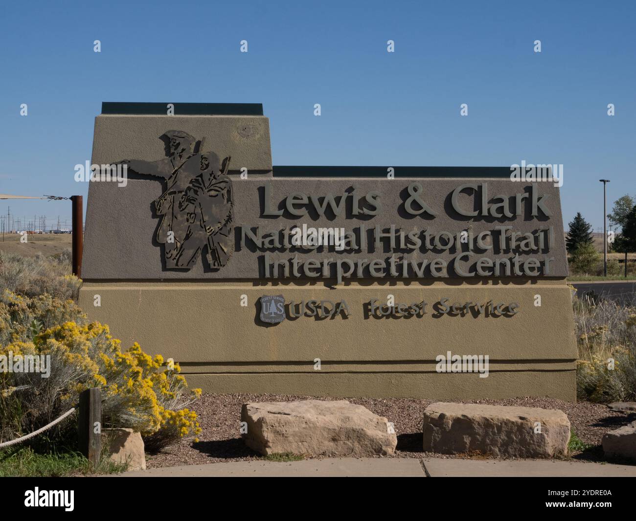 Schildern Sie für das Lewis and Clark National Historic Trail Interpretive Center in Great Falls, Montana, mit getrocknetem Gras und einheimischen Pflanzen im Vordergrund Stockfoto