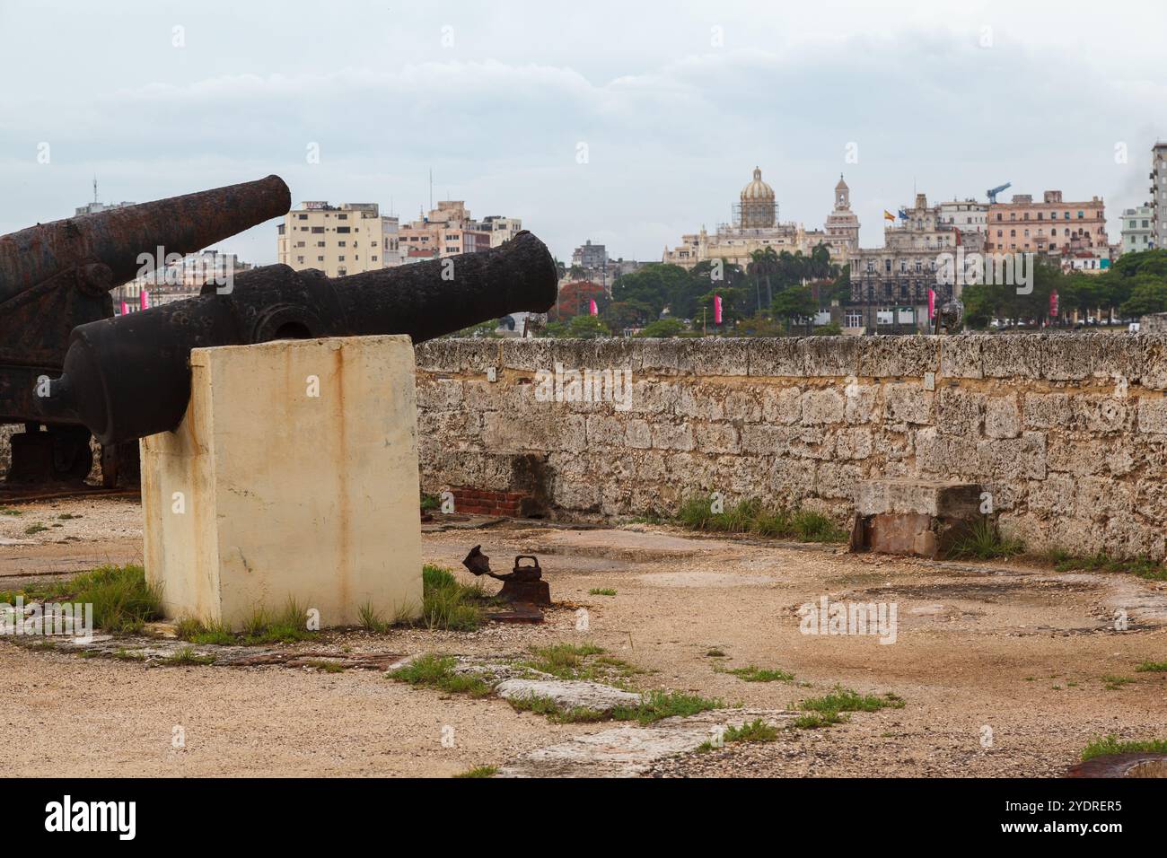 Zwei Kanonen in Castillo del Morro und Museo de la revolucion in der Innenstadt von La Habana (Habana), Kuba Stockfoto