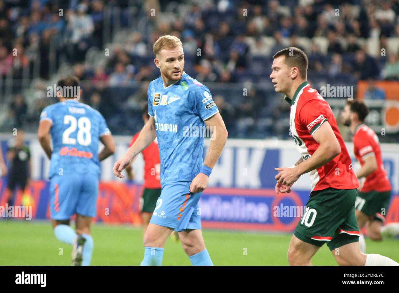 Sankt Petersburg, Russland. Oktober 2024. Luciano Gondou (L)(32) von Zenit, der während des russischen Premier League-Fußballspiels zwischen Zenit Sankt Petersburg und Lokomotiv Moskau in der Gazprom Arena zu sehen war. Endpunktzahl: Zenit 1:1 Lokomotiv. Quelle: SOPA Images Limited/Alamy Live News Stockfoto