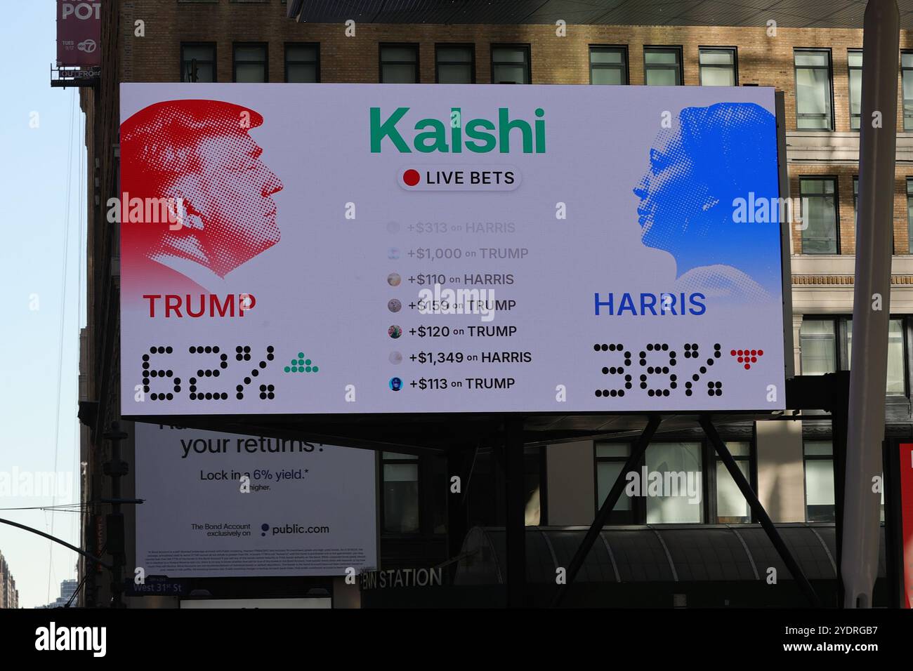 New York, NY, USA. Oktober 2024. USA: Außerhalb von Madison Garden ein Kalshi-AD für die Quoten, wer die bevorstehenden Wahlen gewinnen wird, prognostiziert Trump 62% und Harris 38%. In der Nähe stehen Trump-Unterstützer auf der 33rd Street, während sie auf den Eintritt in den Madison Square Garden warten, wo der republikanische Präsidentschaftskandidat Trump am Sonntag eine politische Kundgebung abhält. Die begeisterte Menge versammelte sich früh und zeigte Flaggen, Zeichen und Patriotismus in Erwartung des Ereignisses. Kalshi Inc. Ist ein US-amerikanischer Börsen- und Prognosemarkt mit Sitz in Lower Manhattan, New York City, der Veranstaltungskontrakte anbietet Stockfoto