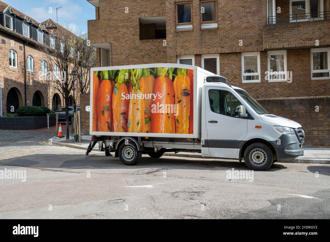 London, UK - 21. März 2024 : Sainsburys Supermarkt-Lieferwagen im Zentrum von London. Stockfoto