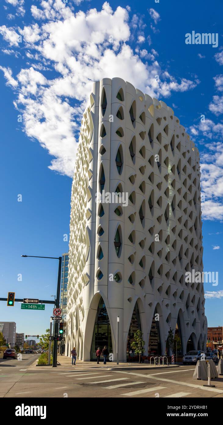 Denver, Colorado - 26. Oktober 2024: Stadtbild von Denver mit Blick auf das neu errichtete Populus Hotel, entworfen von Studio Gang Stockfoto