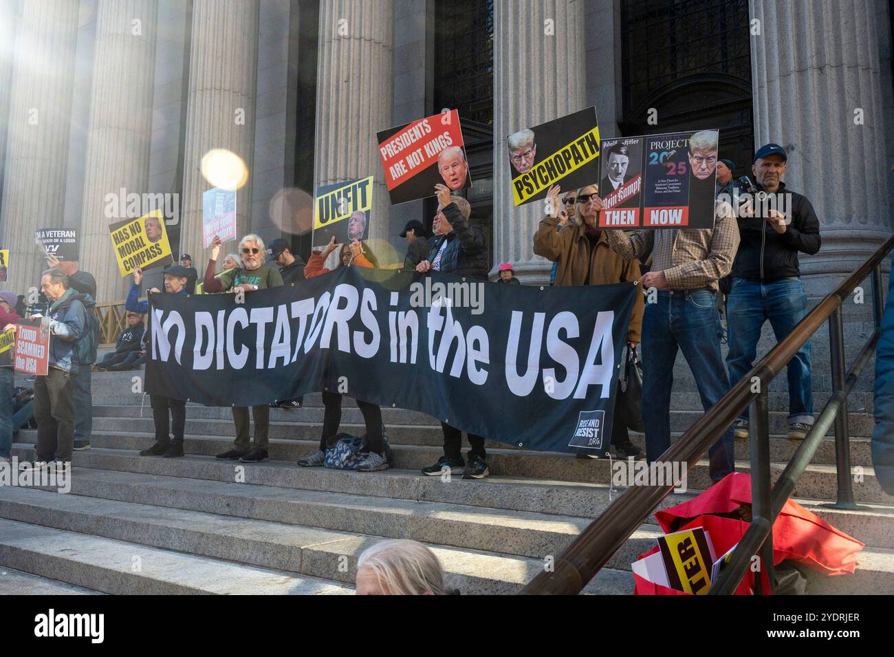 New York, New York, USA. Oktober 2024. (Neu) donald Trump hält Wahlkampfkundgebung im madison Square Garden in new york city. 27. Oktober 2024, New york, New york, usa: Anti-Trumpf-Demonstranten demonstrieren am 27. oktober 2024 vor Präsident donald Trumps Wahlkampfkundgebung im madison Square Garden in New york City. (Foto: M10s/thenews2) (Foto: M10s/Thenews2/Zumapress) (Bild: © Ron Adar/TheNEWS2 via ZUMA Press Wire) NUR ZUR REDAKTIONELLEN VERWENDUNG! Nicht für kommerzielle ZWECKE! Stockfoto