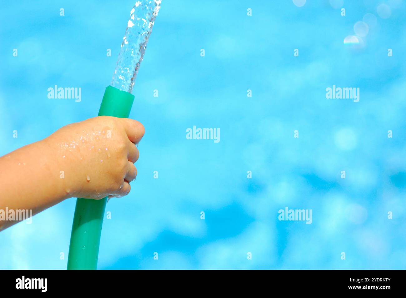 Gummischlauch von Hand halten Stockfoto