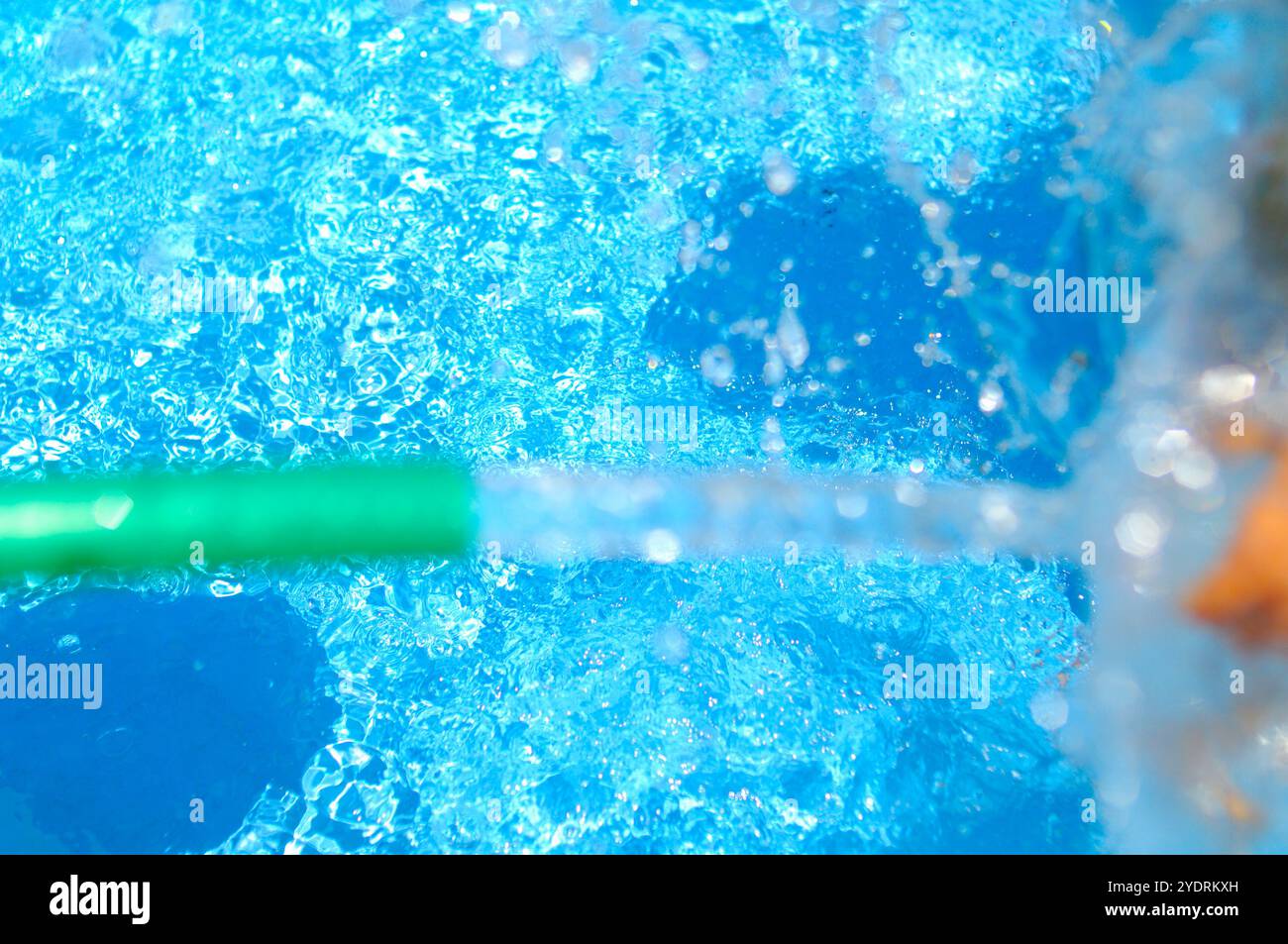 Gummischlauch spritzt Wasser Stockfoto