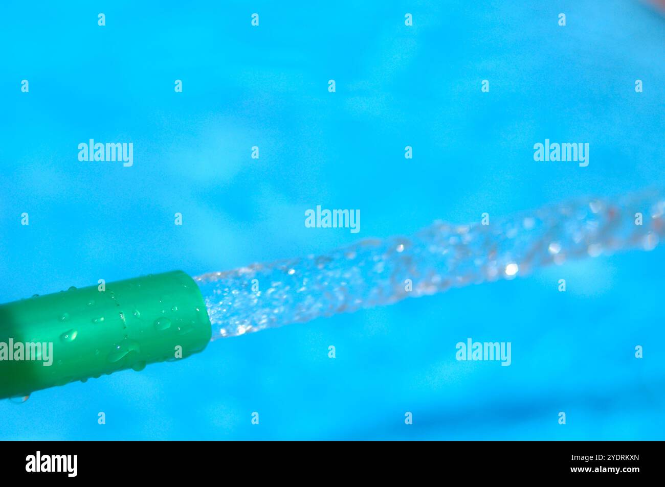 Gummischlauch spritzt Wasser Stockfoto