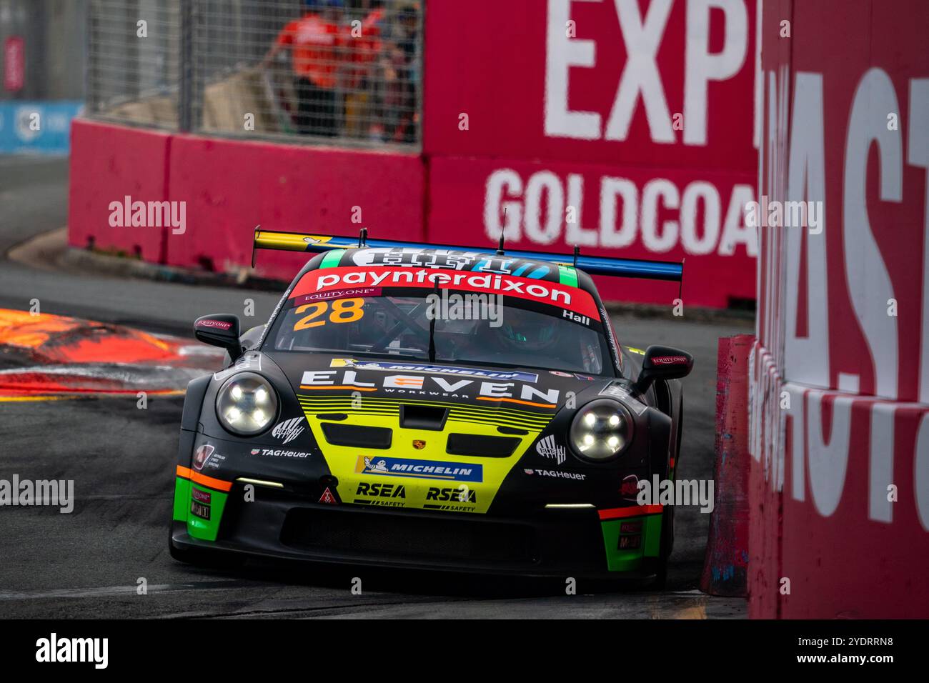 Gold Coast, Queensland, Australien. Oktober 2024. Profi-Pilot BAYLEY HALL (28) verpasst beim Ausstieg aus der Chikane von Kurve 1 beim Finalrennen der Porsche Paynter Dixon Carrera Cup Series auf der Boost Mobile Gold Coast 500 knapp die Reifenbarriere. (Kreditbild: © James Forrester/ZUMA Press Wire) NUR REDAKTIONELLE VERWENDUNG! Nicht für kommerzielle ZWECKE! Stockfoto