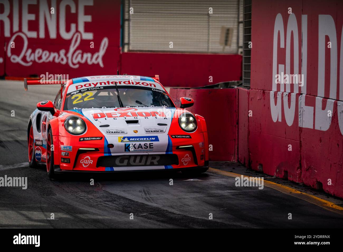 Gold Coast, Queensland, Australien. Oktober 2024. Pro-am-Fahrer DEAN COOK (22) fährt beim Ausstieg aus der Chikane von Kurve 1 beim Finalrennen der Porsche Paynter Dixon Carrera Cup Series auf der Boost Mobile Gold Coast 500 nahe an die Reifenbarriere. (Kreditbild: © James Forrester/ZUMA Press Wire) NUR REDAKTIONELLE VERWENDUNG! Nicht für kommerzielle ZWECKE! Stockfoto